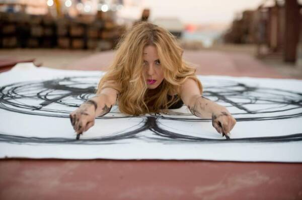 LIPS SHOUTING OUT LOUD